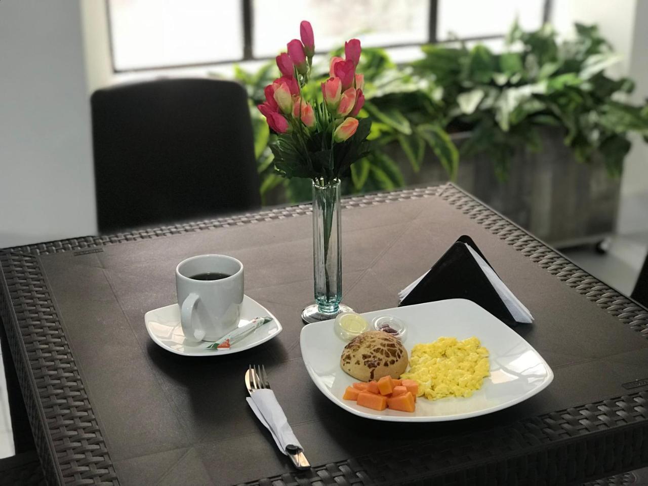 Hotel Reina Isabella 伊皮亚莱斯 外观 照片