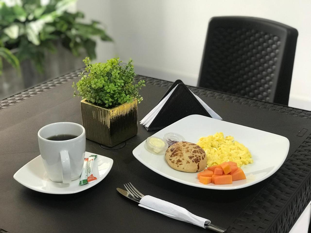 Hotel Reina Isabella 伊皮亚莱斯 外观 照片